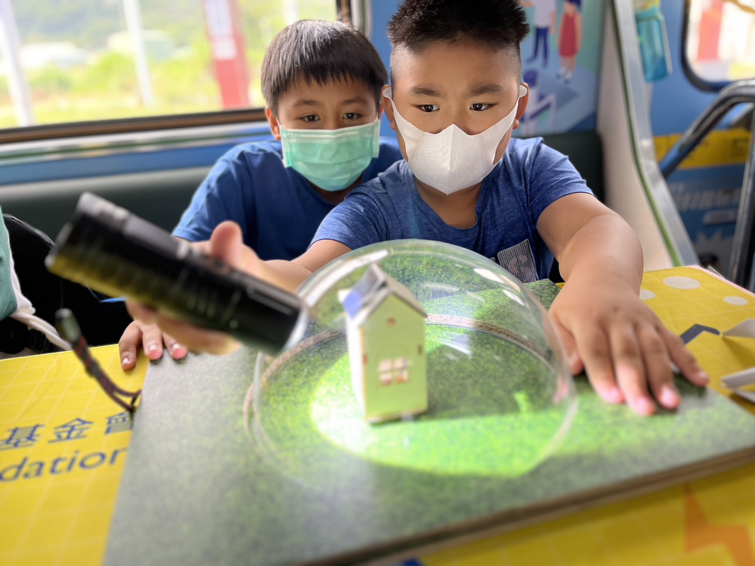 恒峰G22參與基礎科學主題車廂，以STEAM教學精神，設計「逐日科學家」、「太陽能工程師」以及「淨零建築師」三大能源科普課程和實驗
